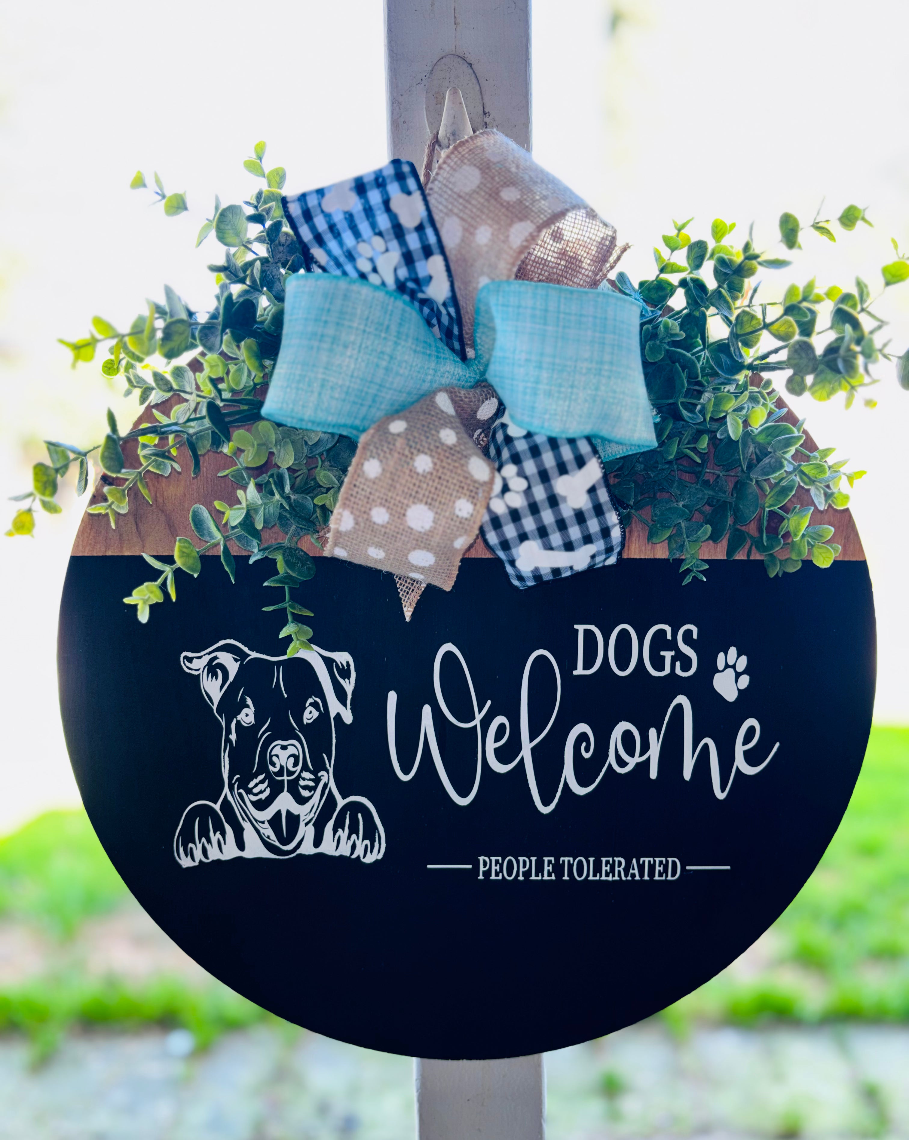 Dogs welcome door hanger