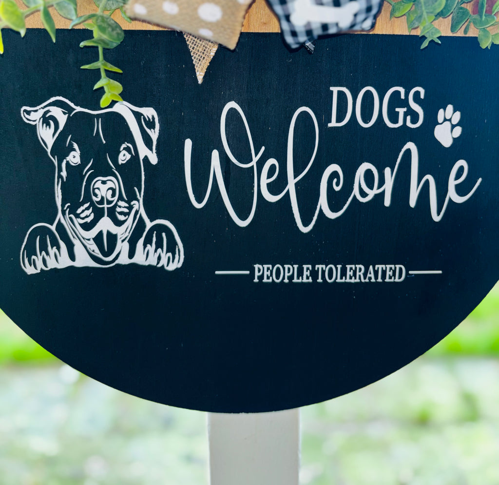 Dogs welcome door hanger